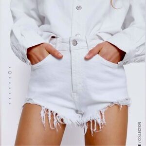 NEW Zara High Rise Cut Off Denim shorts in White, size 6